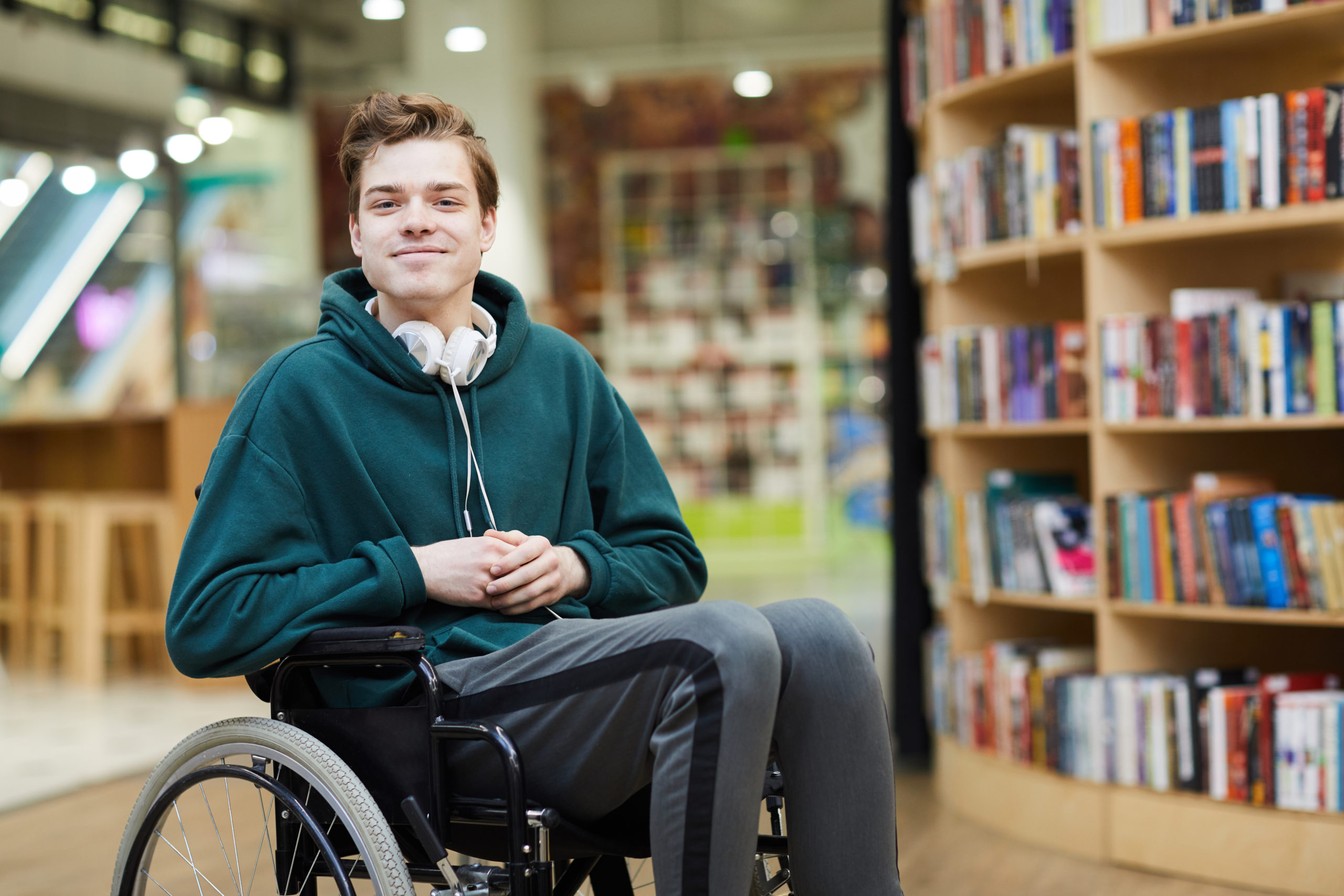 Инвалидность подростков. Люди с инвалидностью. Фото людей с ограниченными возможностями. Студенты с инвалидностью. Инвалиды в библиотеке.